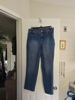 Gloria Vanderbilt Amanda Mid-Blue Straight Leg Jeans- 10 Short